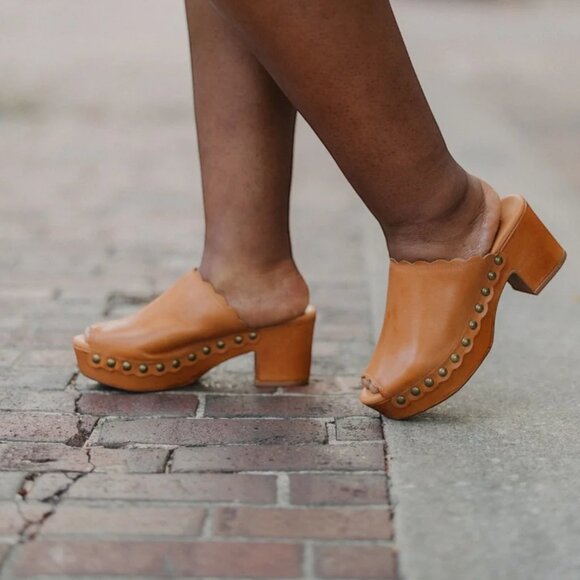 NEW CHOCOLAT BLU Leather Gold Heeled Mules in tan for women 825 6m3 - Picture 2 of 9